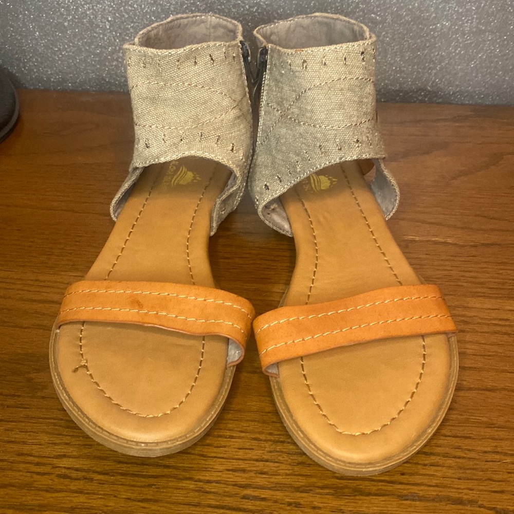 New never worn! Aloha island sandals